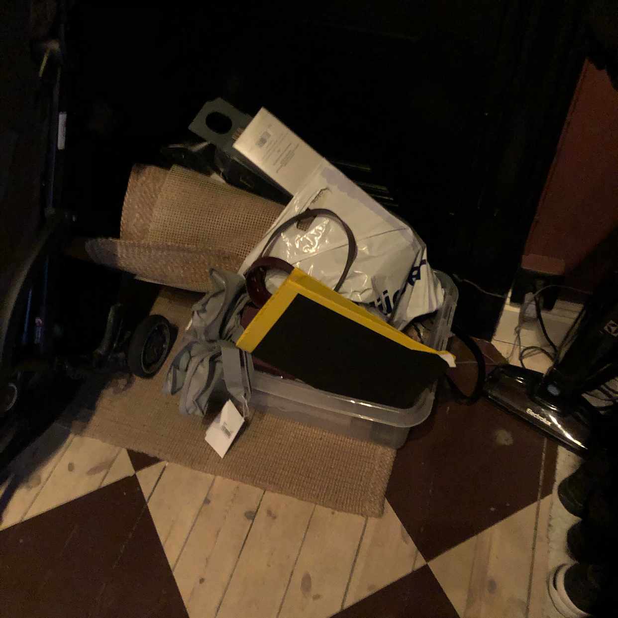image of Liten låda med diverse - Stockholm