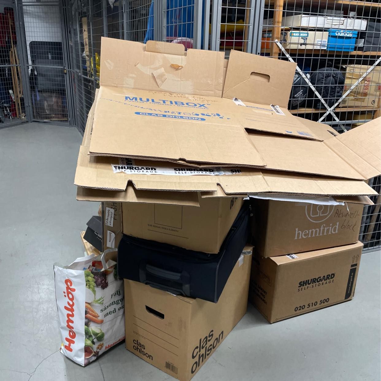 image of Kartonger med diverse - Stockholm