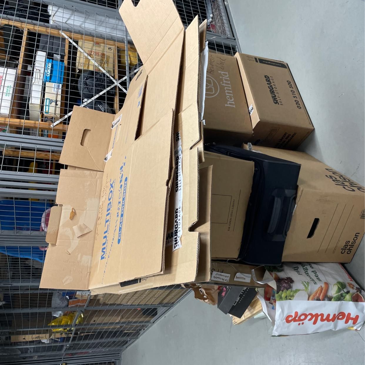 image of Kartonger med diverse - Stockholm