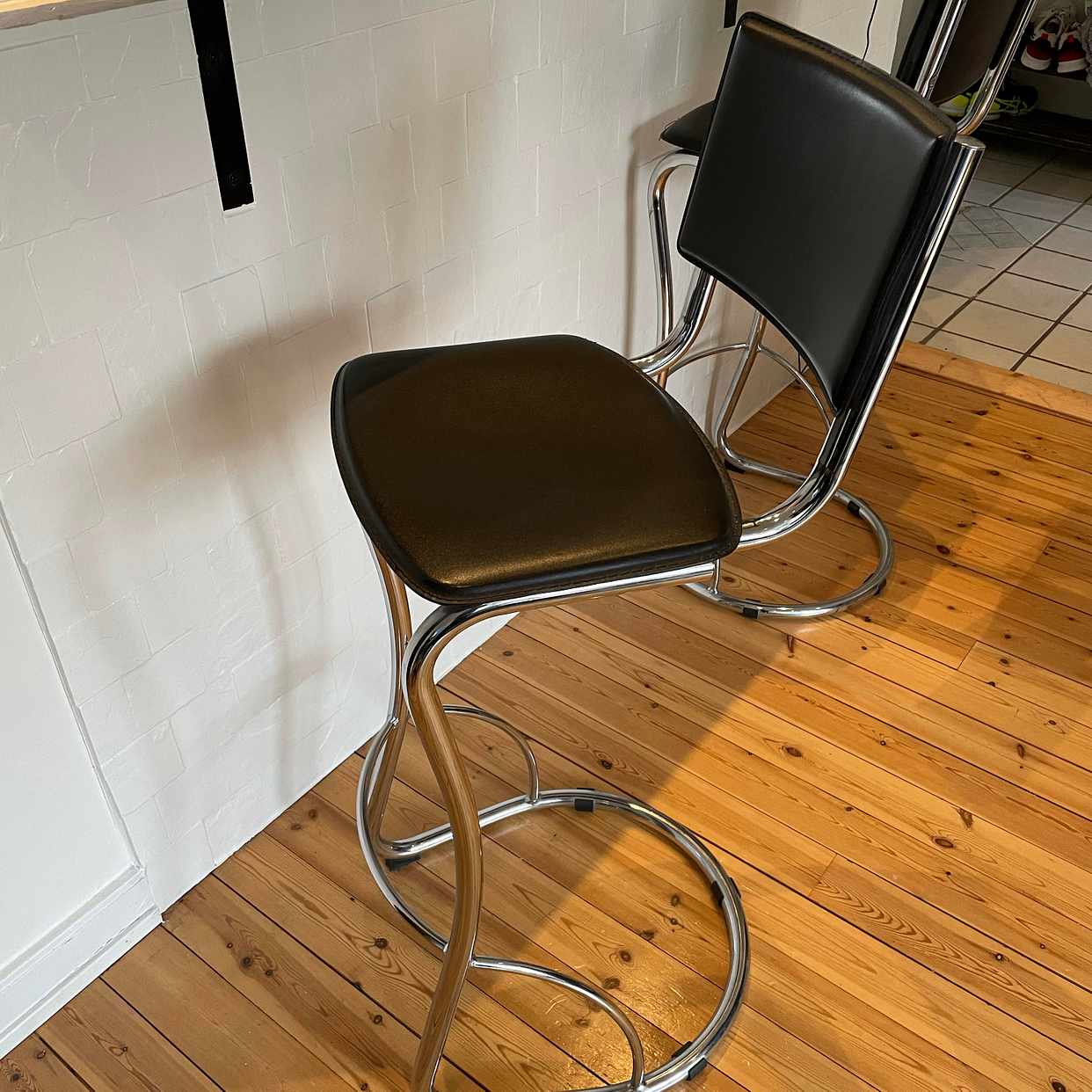 image of Två barstolar bortskänkes - Johanneshov
