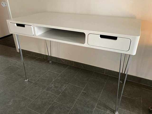 image of Fint vitt skrivbord - 
