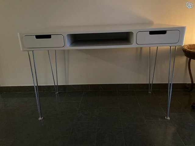 image of Fint vitt skrivbord - 