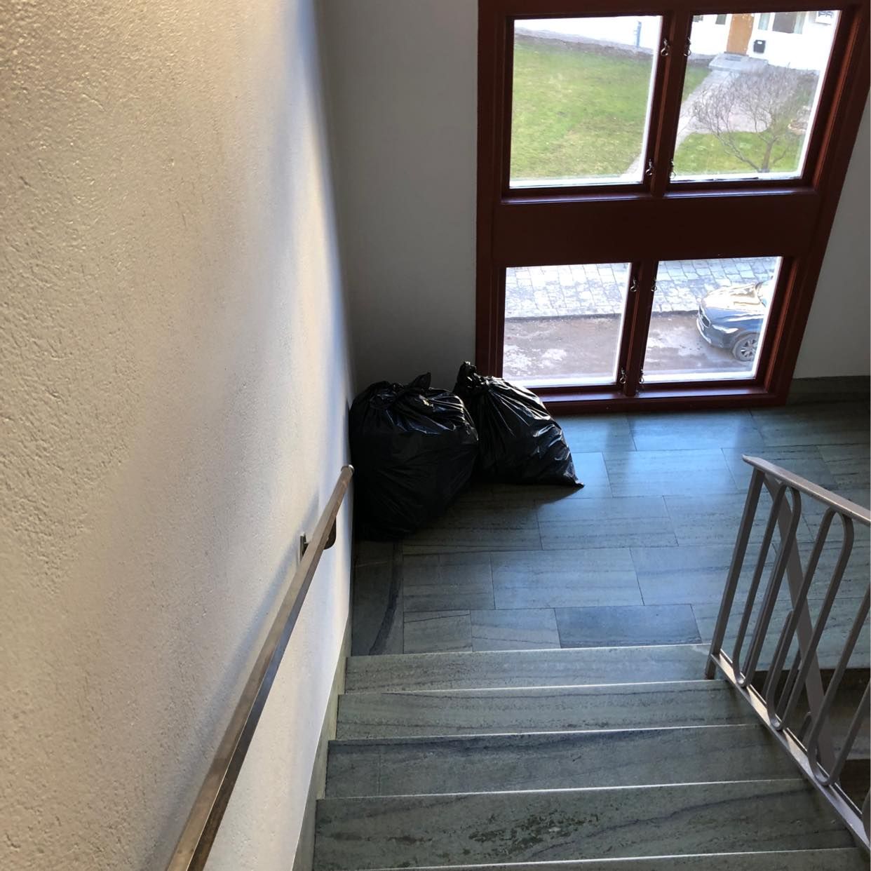 image of Två sopsäckar med brännba - Uppsala