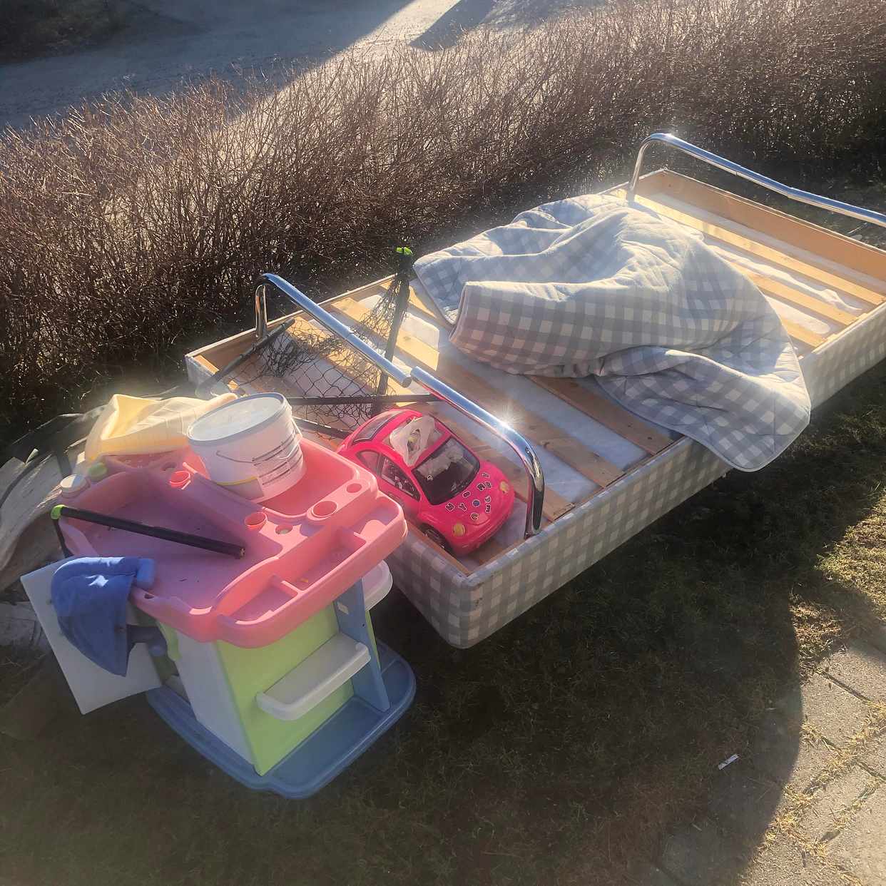 image of Säng och diverse skräp. - Vallentuna