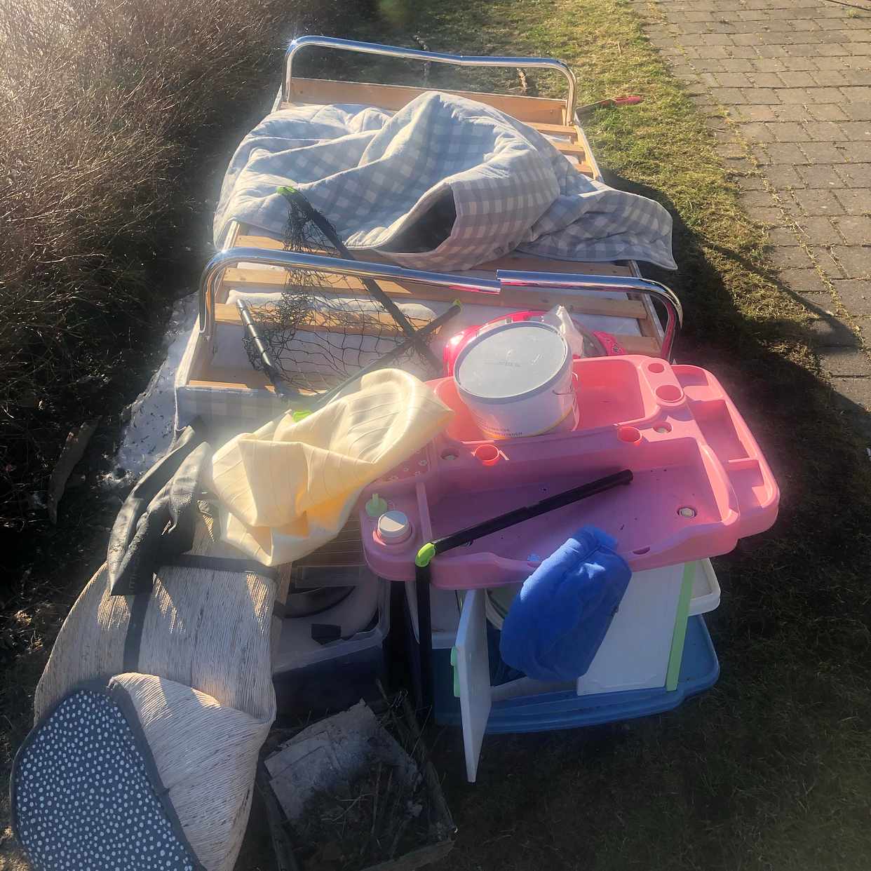 image of Säng och diverse skräp. - Vallentuna