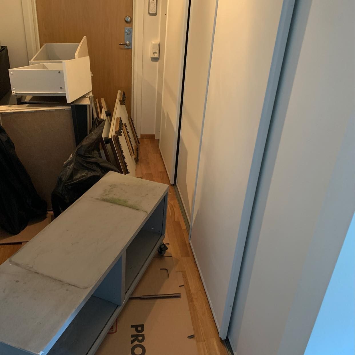 image of Släng Ikea möbler - Stockholm