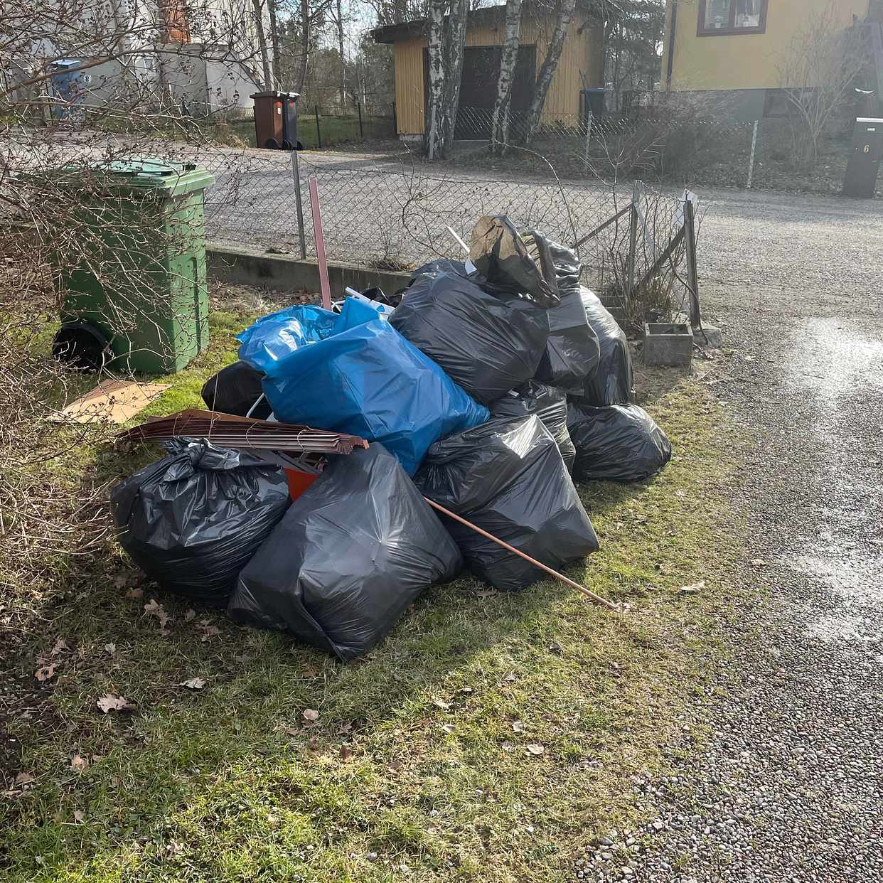 image of Möbler och skräp - Danderyd