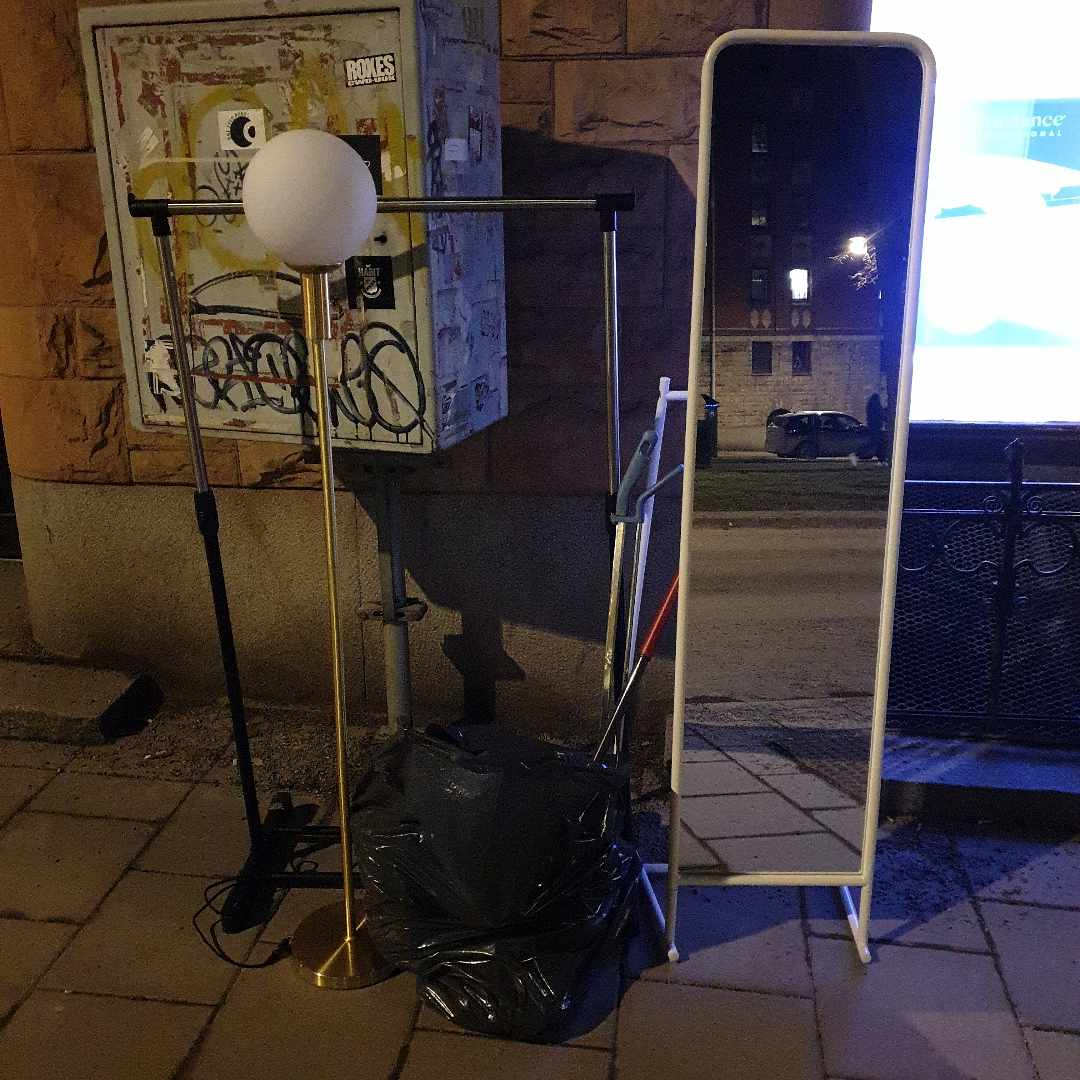 image of Lampa,spegel,skräp - Stockholm