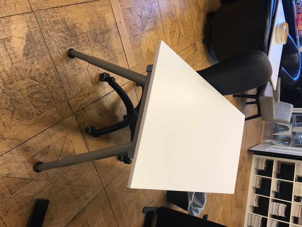 image of EN stol och ETT skrivbord - 