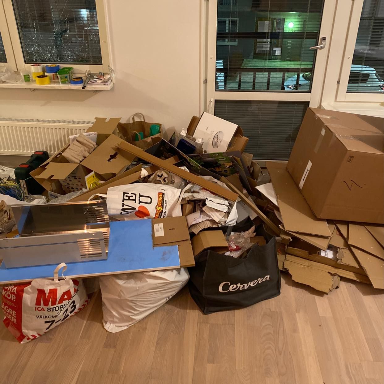 image of Kasta kartonger och påsae - Tumba