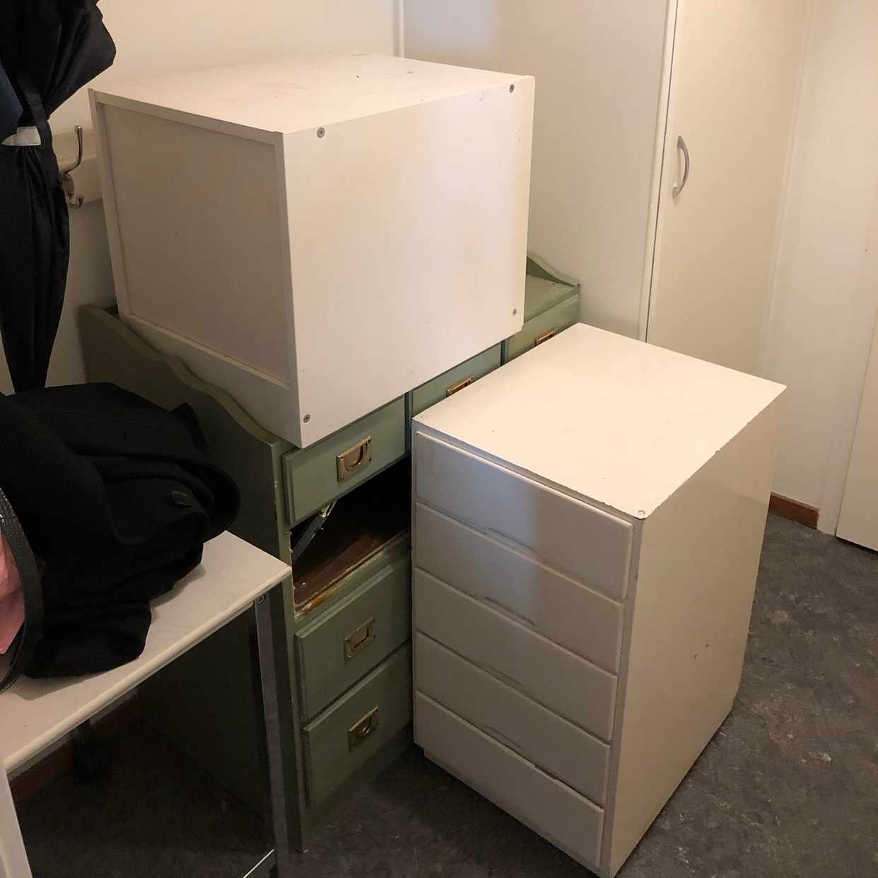 image of Skräp och mindre möbler - Spånga