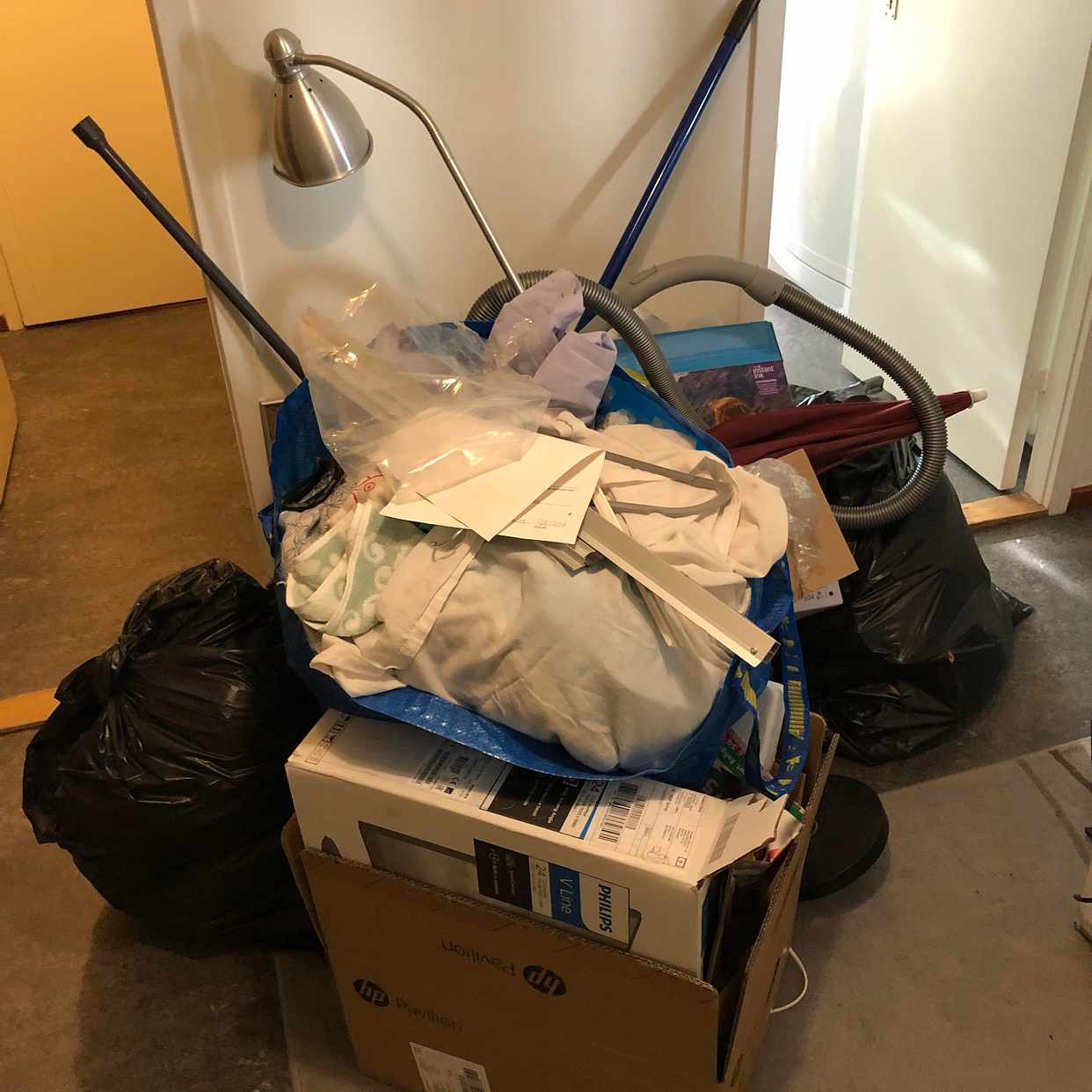 image of Skräp och mindre möbler - Spånga