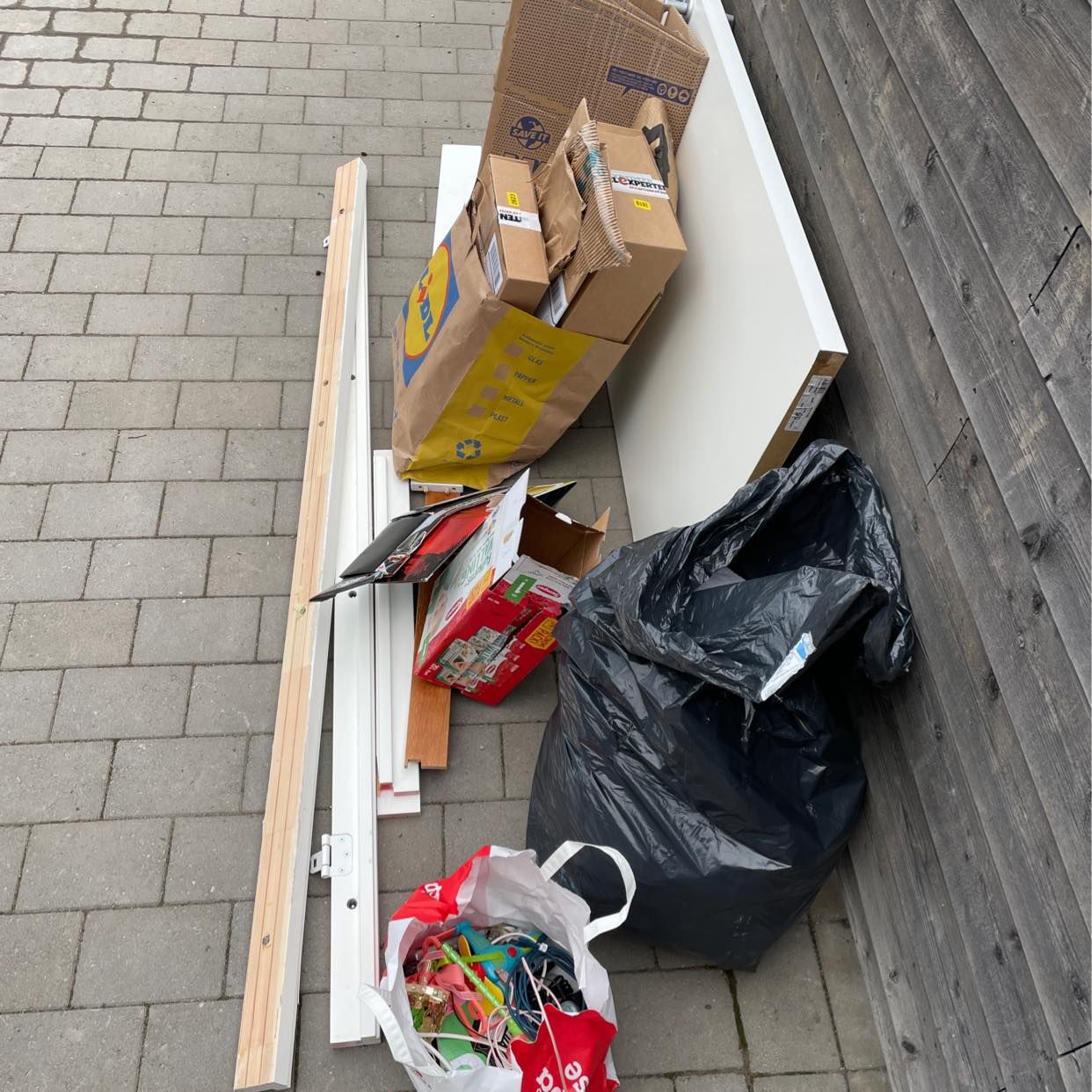 image of Dörr och blandat skräp - Huddinge