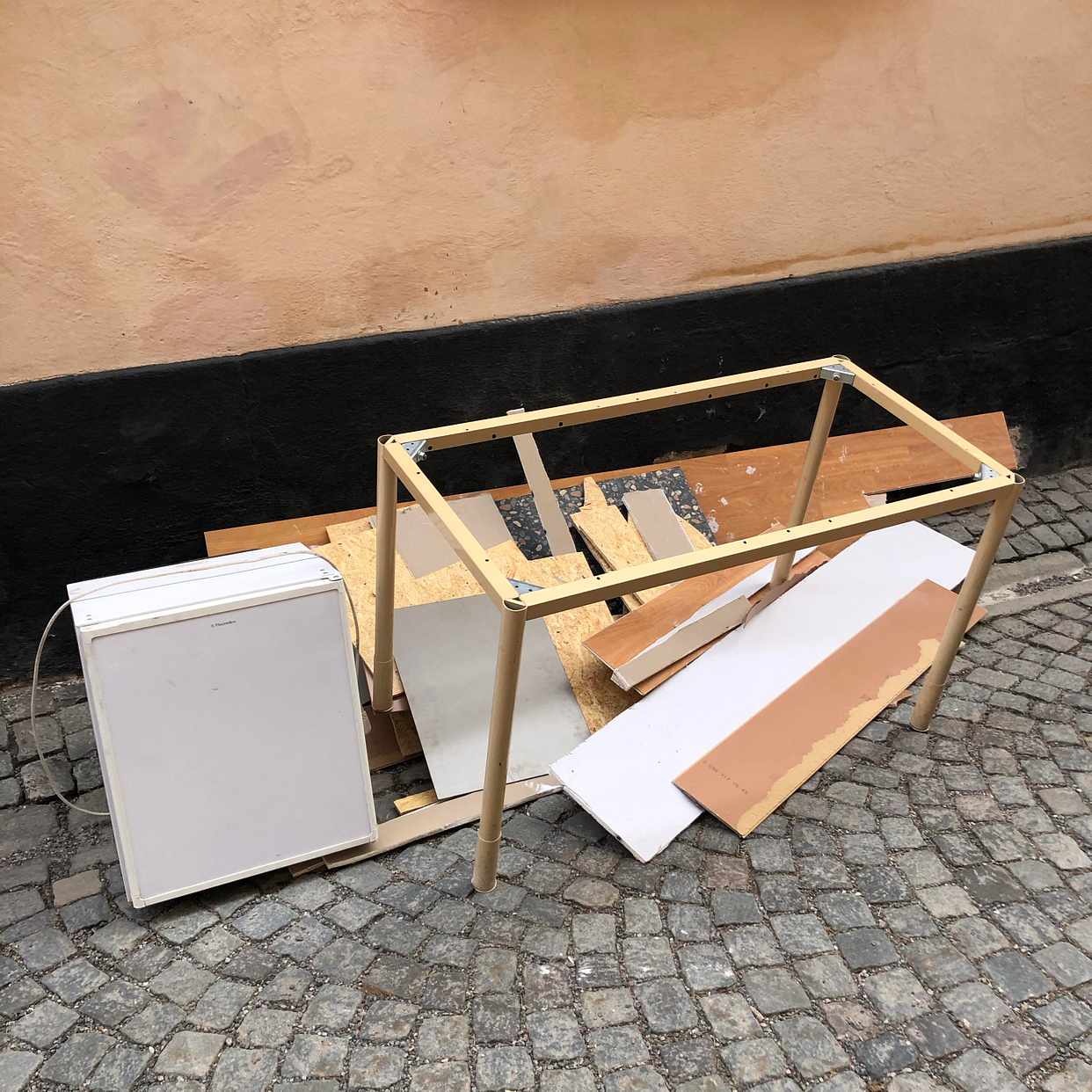 image of Slänga skräp o kylskåp - Stockholm