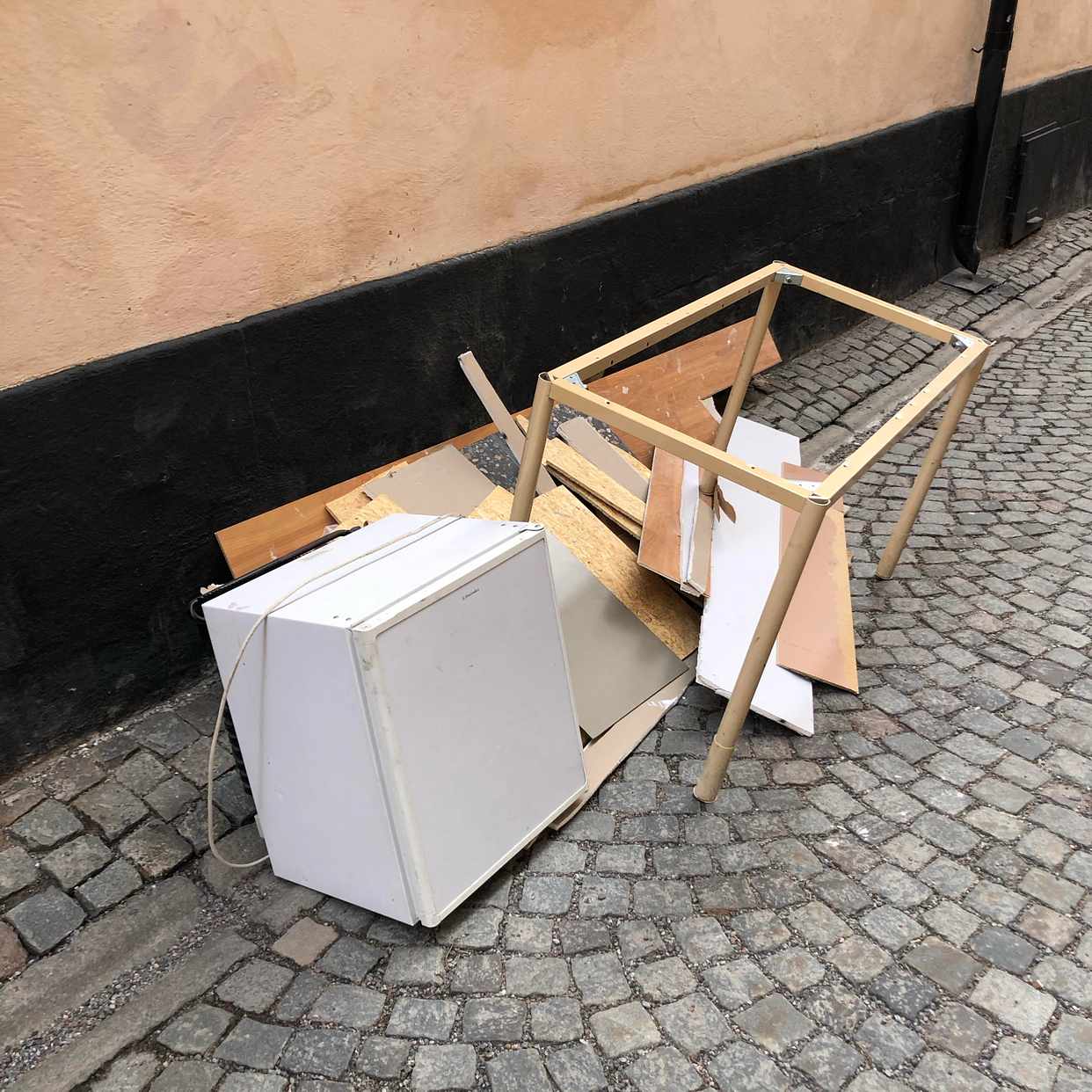 image of Slänga skräp o kylskåp - Stockholm