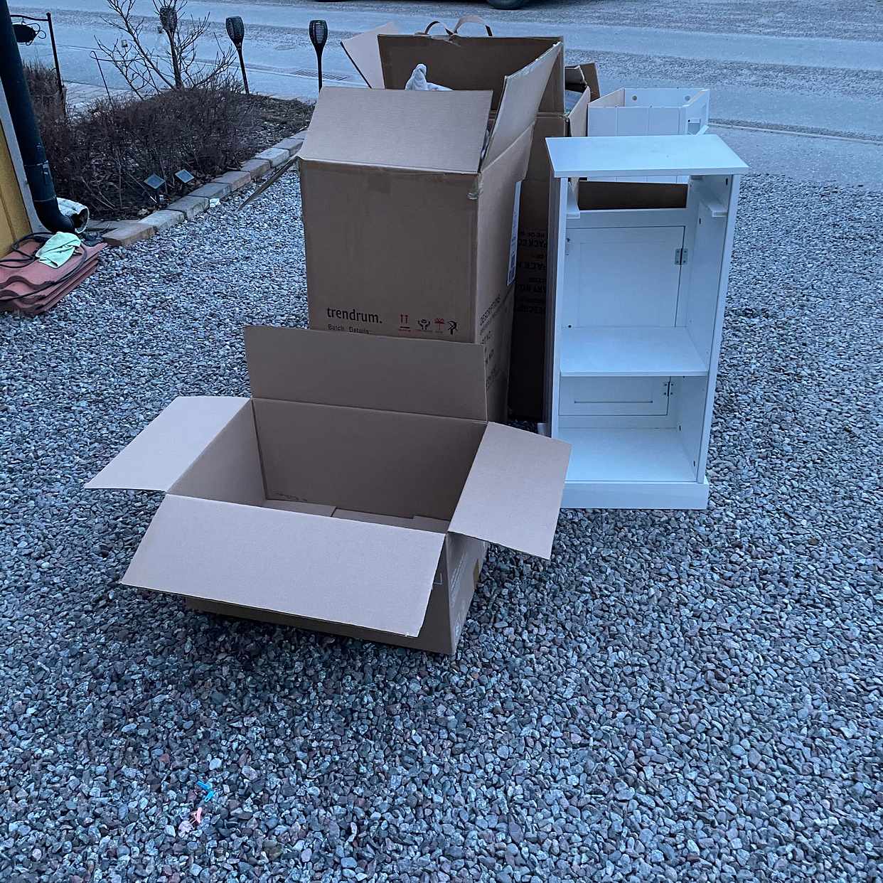 image of Kartonger och nattygsbord - Vällingby