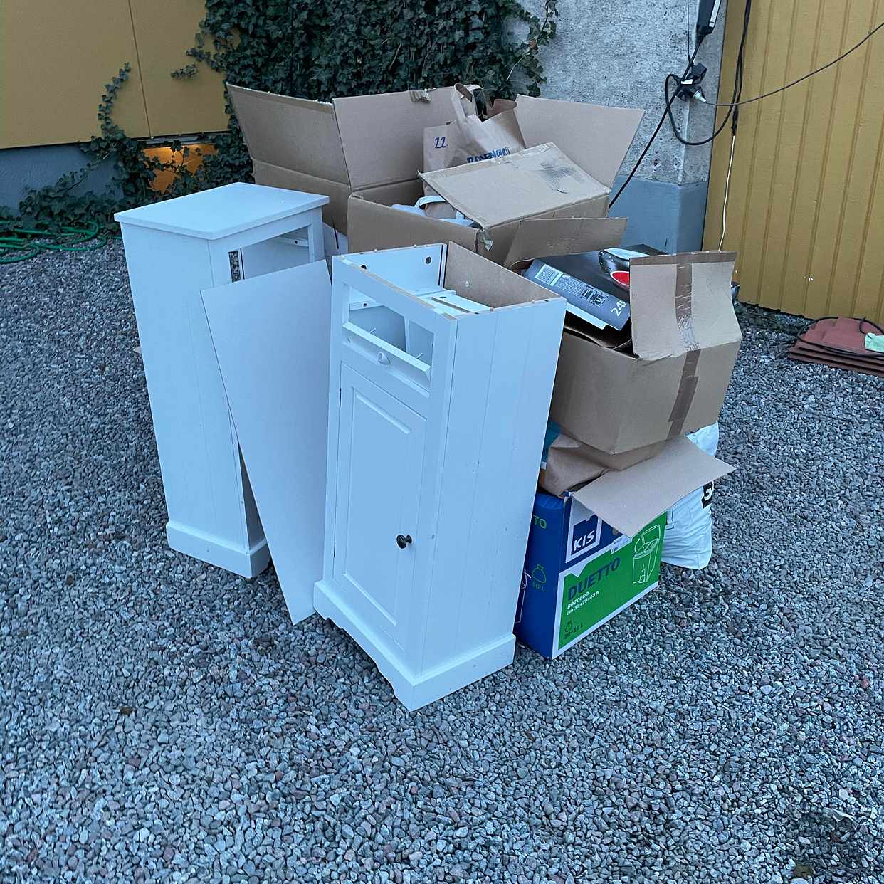 image of Kartonger och nattygsbord - Vällingby
