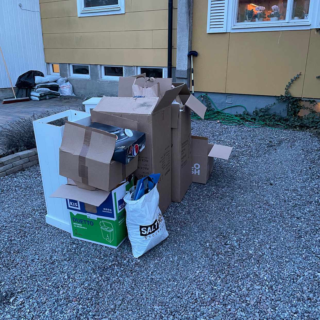 image of Kartonger och nattygsbord - Vällingby