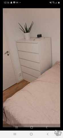 image of Byrå, litet bord och häng - 