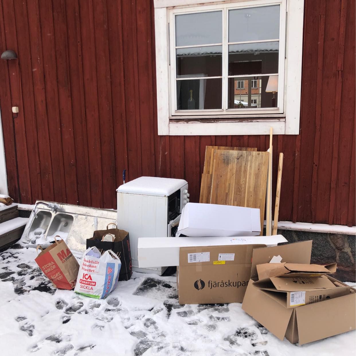image of Stove sink wood and paper - Nacka