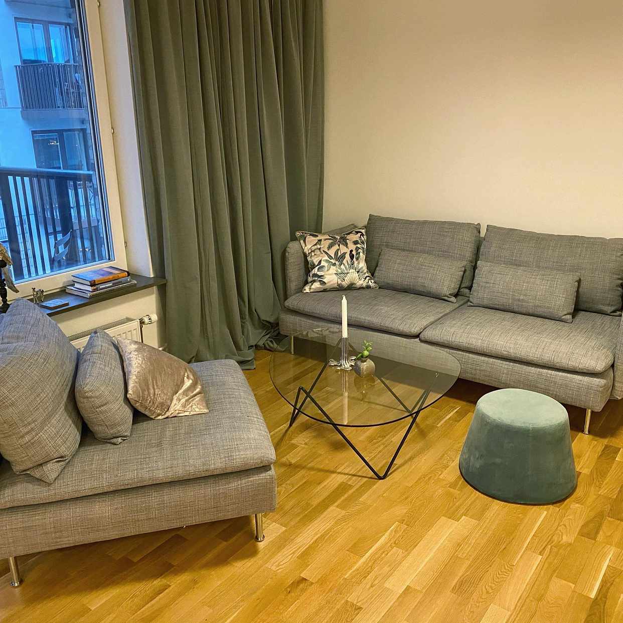 image of En fotölj och liten soffa - 