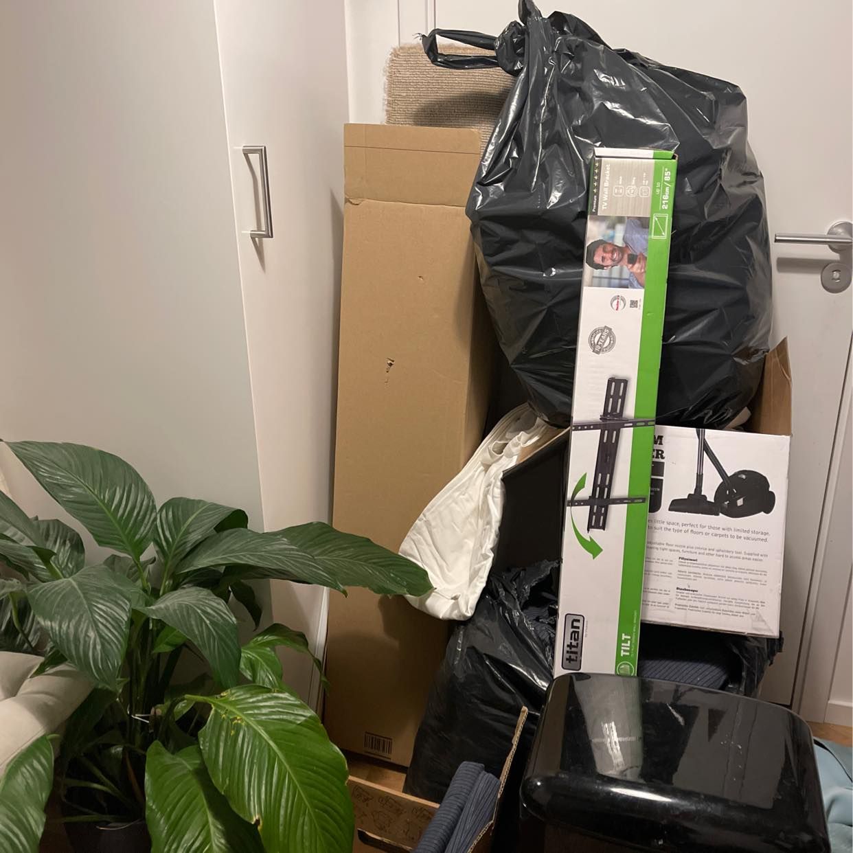 image of Clothes,carpet, boxes - Kungsängen