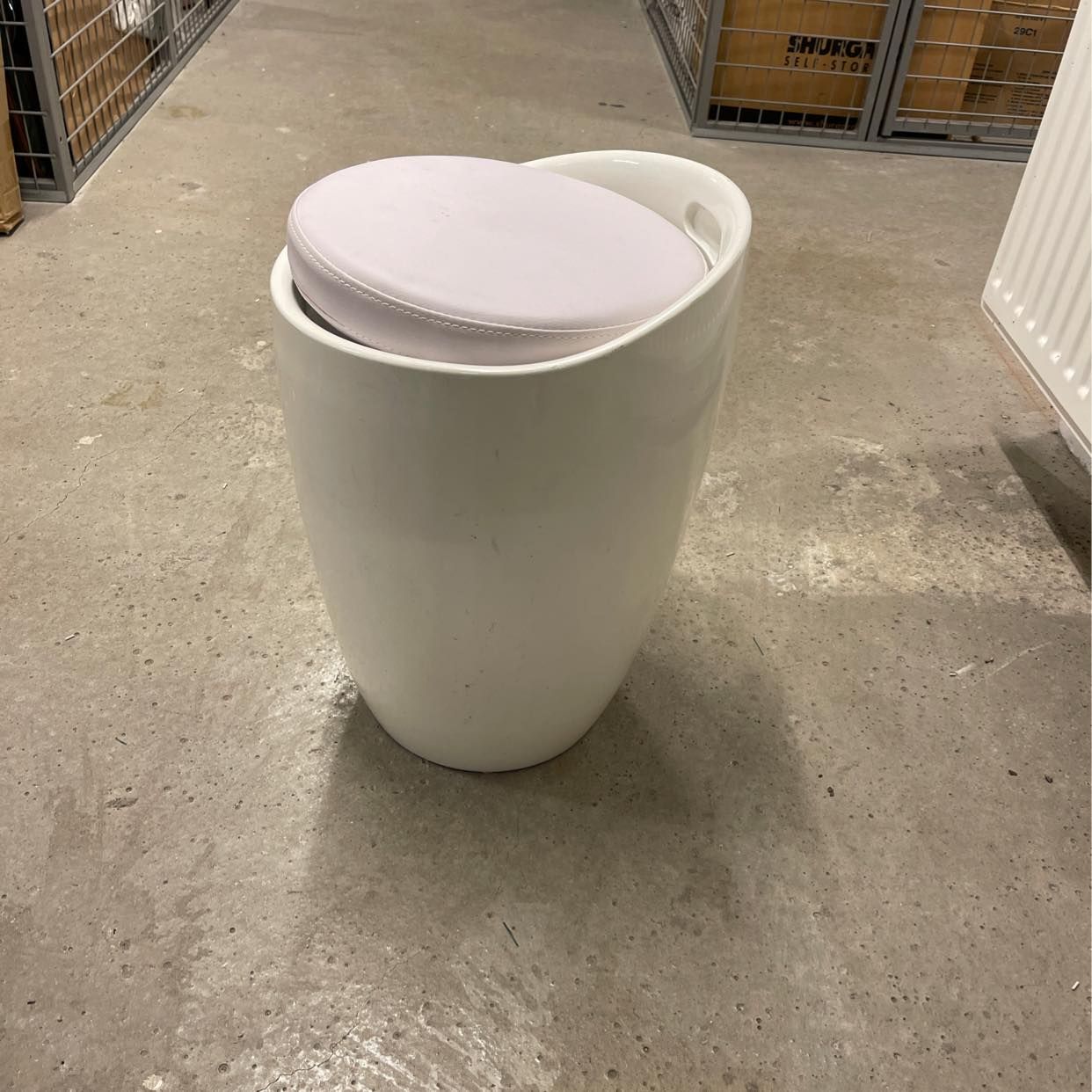 image of Vit pall till hallen - Solna