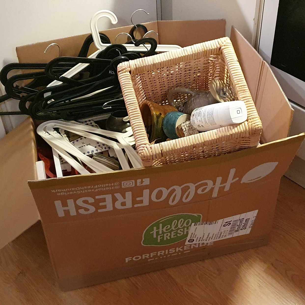 image of 2 boxes full of old thing - Kista