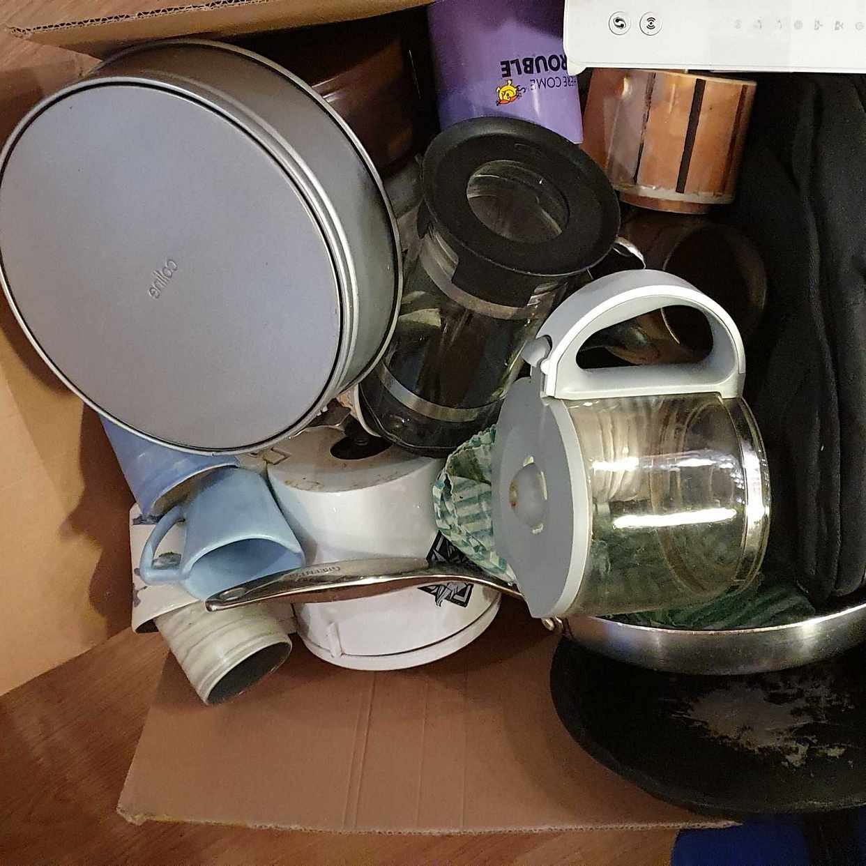 image of 2 boxes full of old thing - Kista