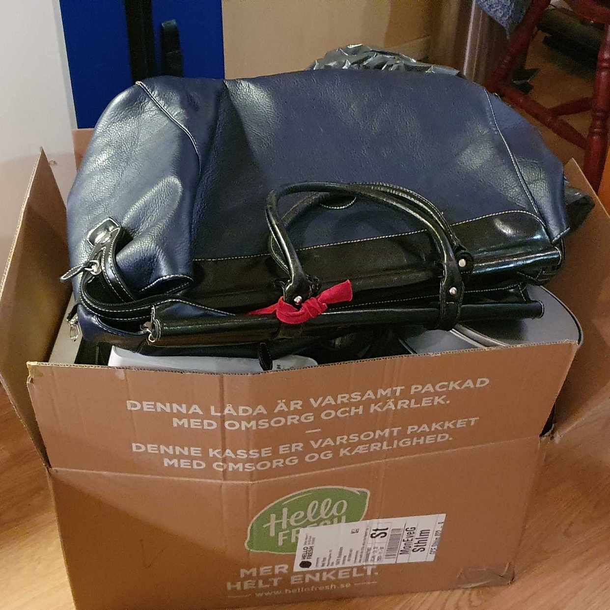 image of 2 boxes full of old thing - Kista