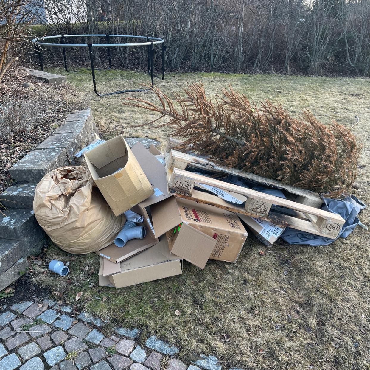 image of Kartonger, pall, julgran - Billdal