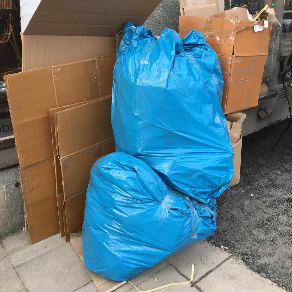 image of 2 plastsäck + - Stockholm