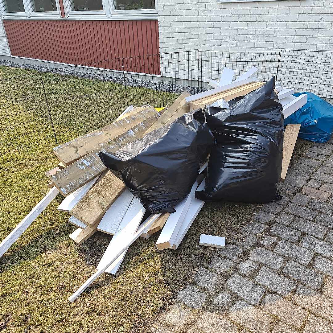 image of Bygg skräp trä - Täby