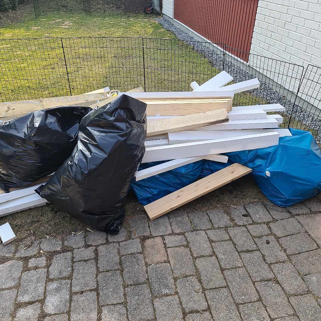 image of Bygg skräp trä - Täby
