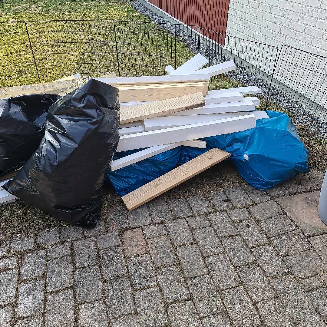 image of Bygg skräp trä - Täby