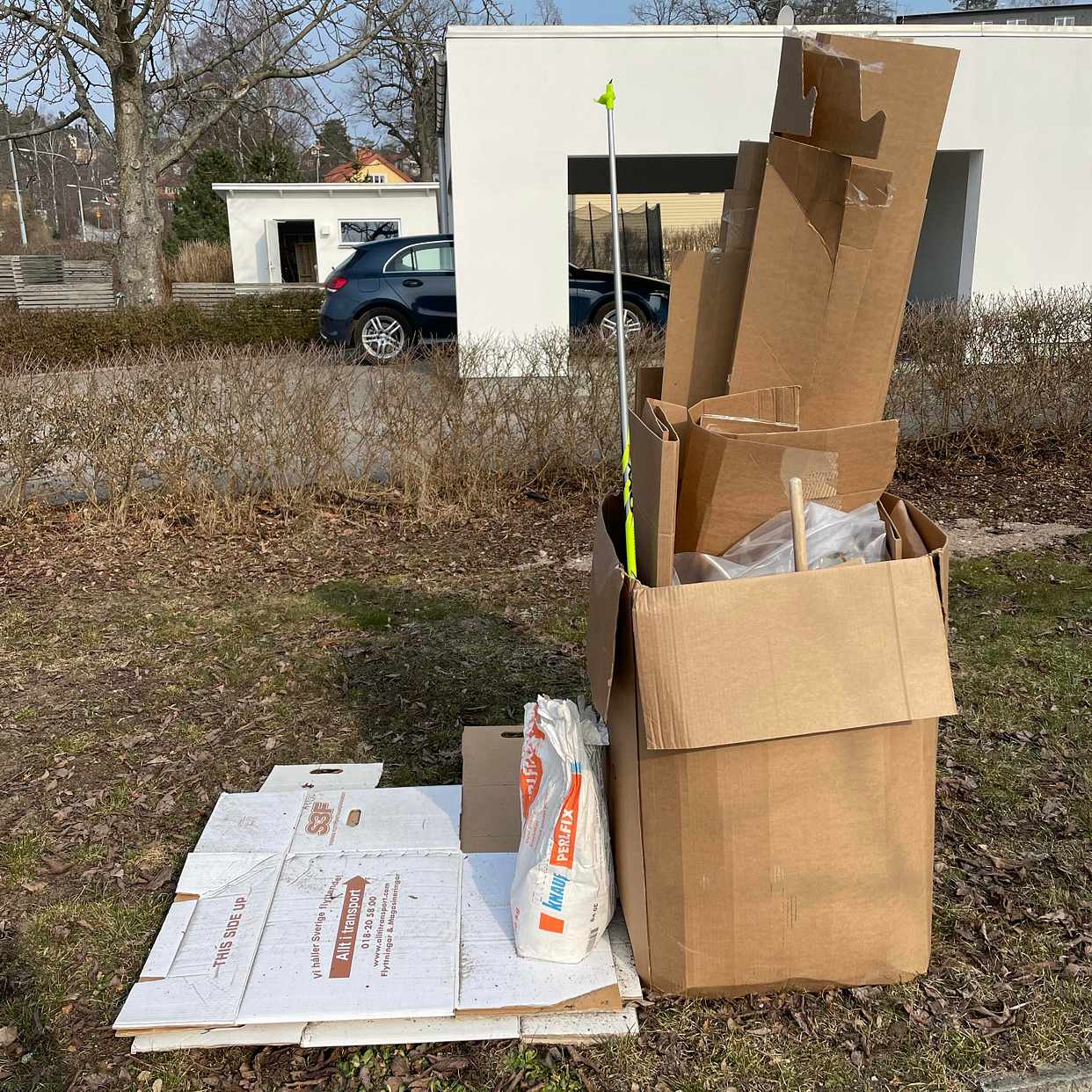 image of Cardboard box and plastic - Lidingö