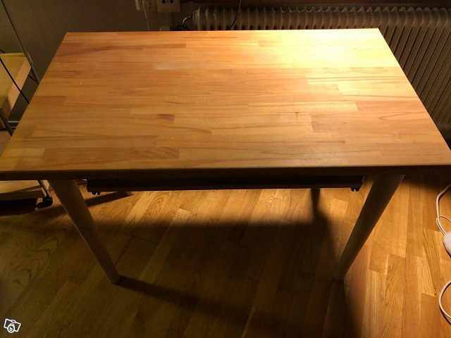 image of Litet skrivbord med utdra - 