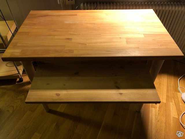image of Litet skrivbord med utdra - 