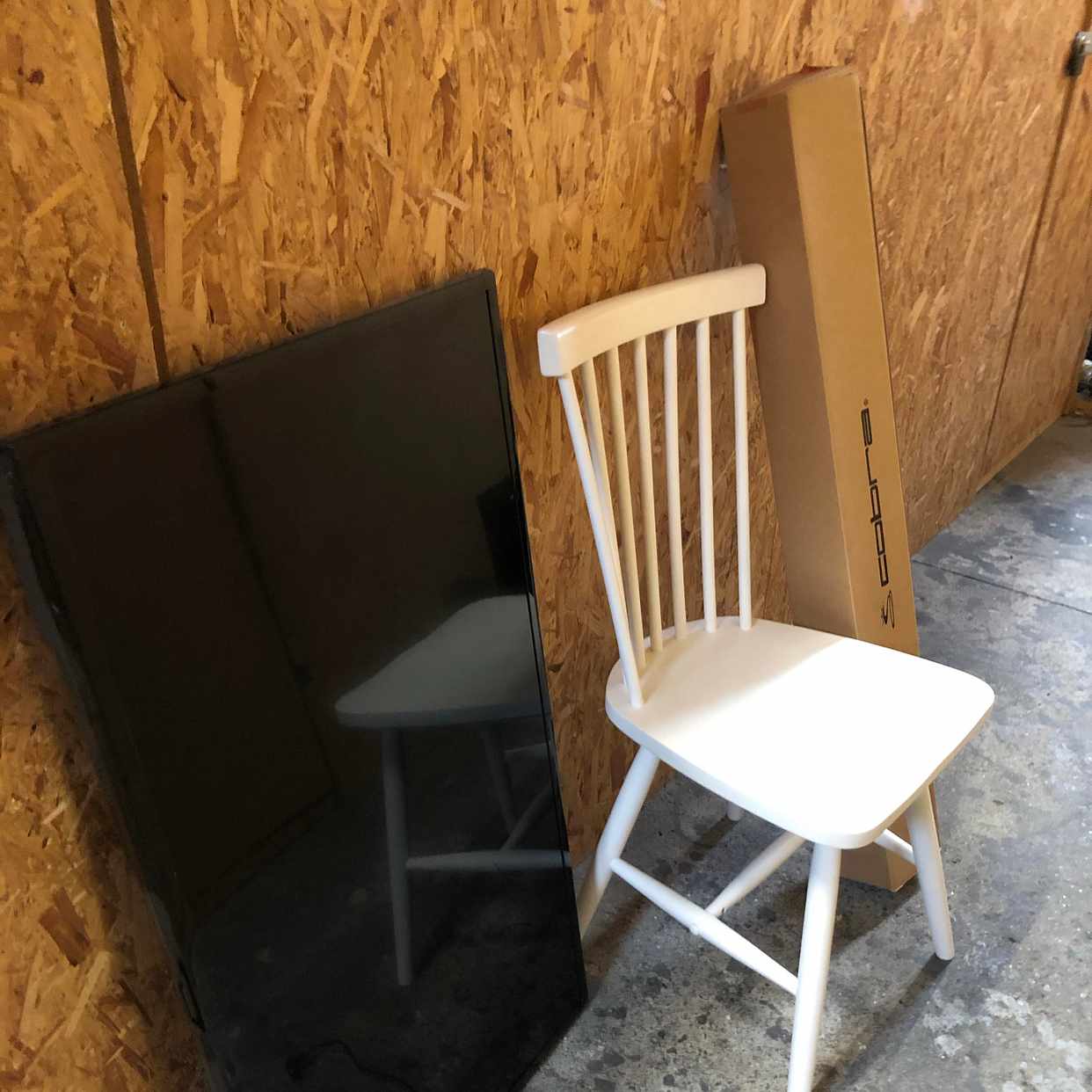 image of Hylla, 2 stolar och tv - Stockholm