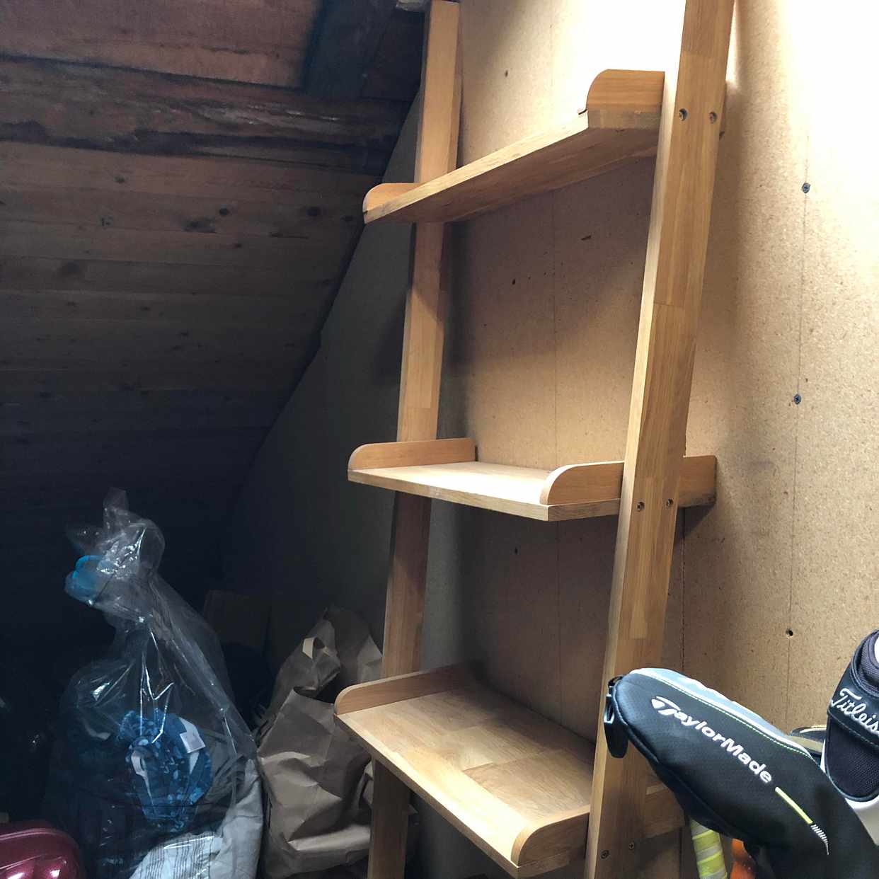 image of Hylla, 2 stolar och tv - Stockholm