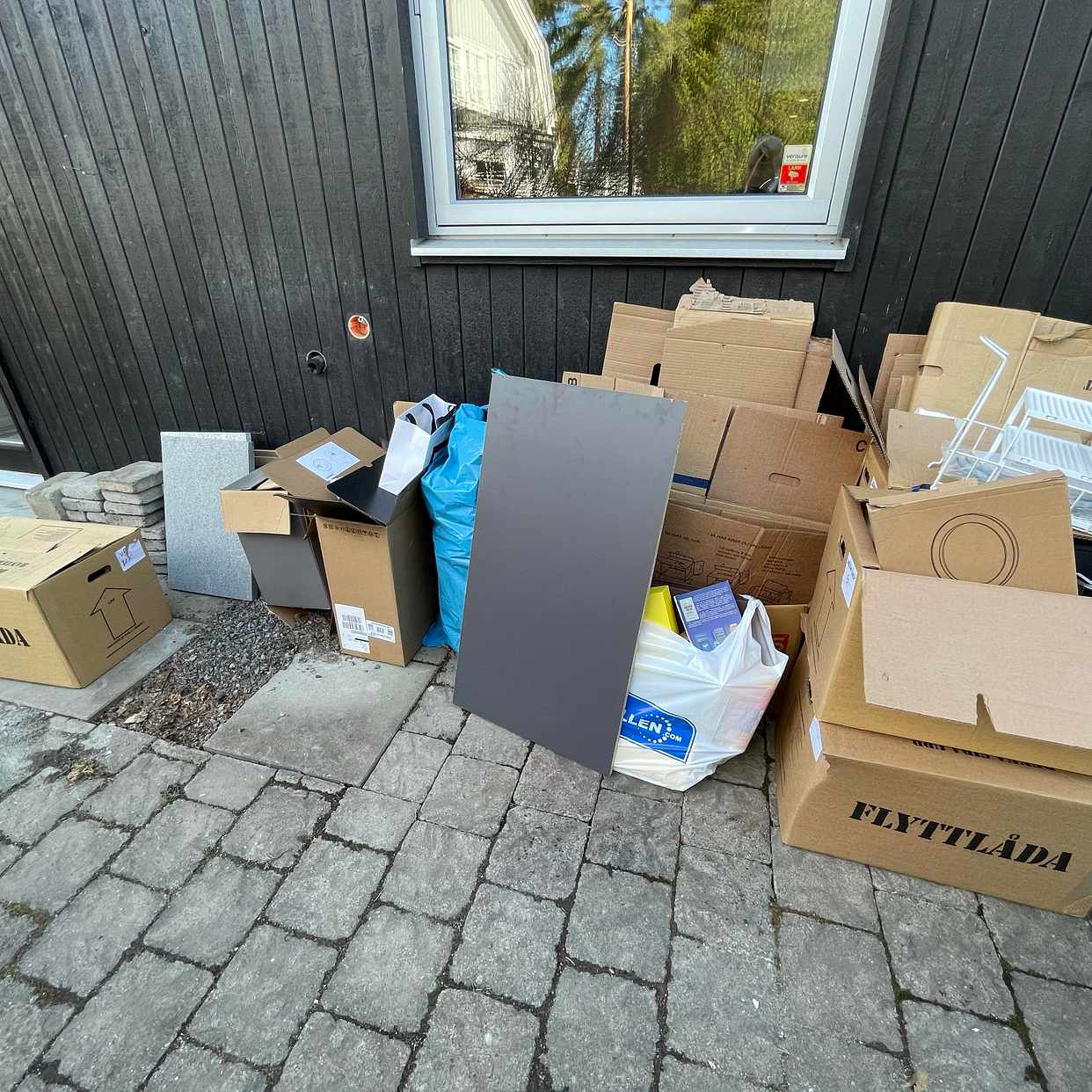 image of Cardboard, waste & stone - Skogås