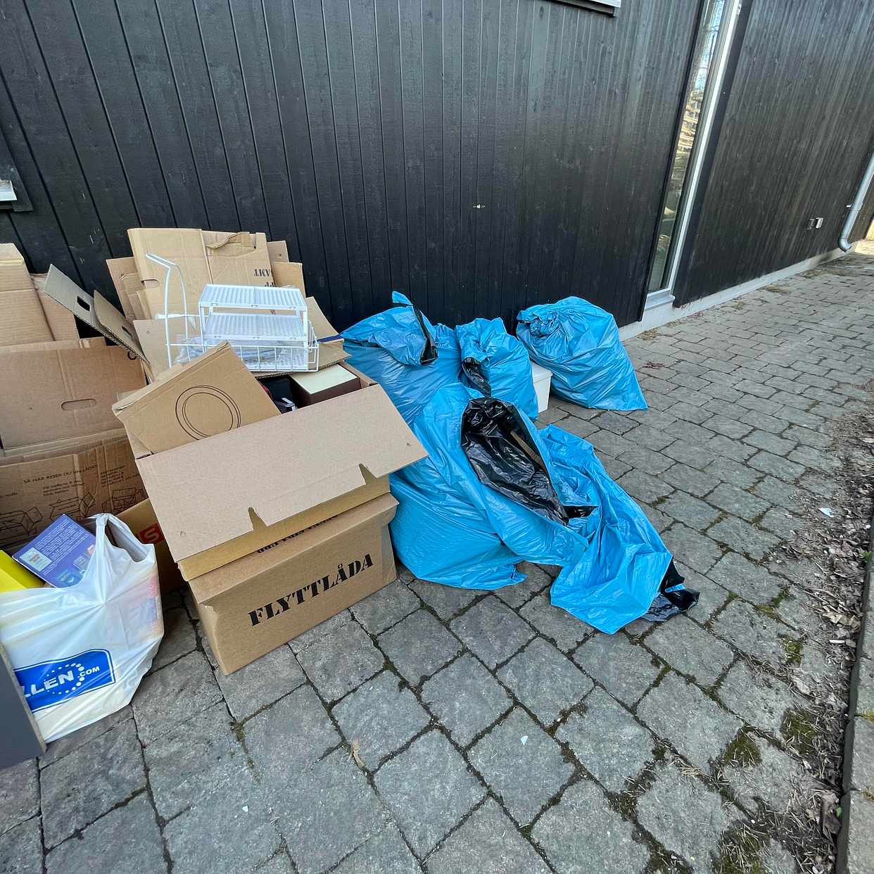 image of Cardboard, waste & stone - Skogås