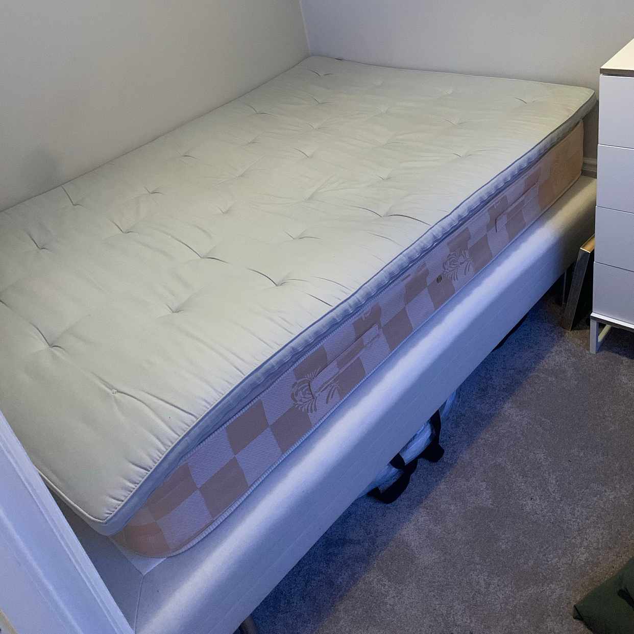 image of 140cm säng bortskänkes - Stockholms Stad