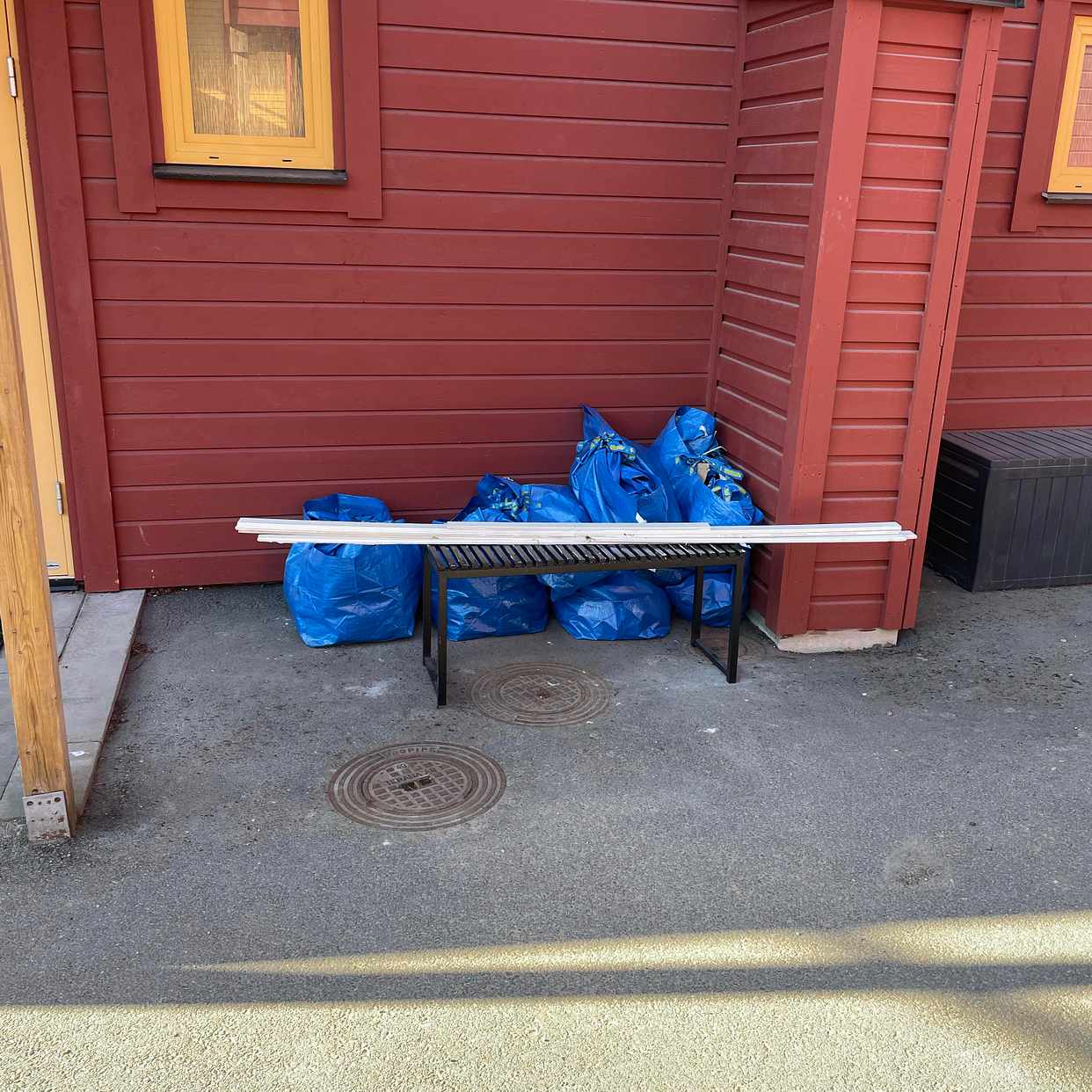 image of Ikeakassar, bänk, plankor - Täby