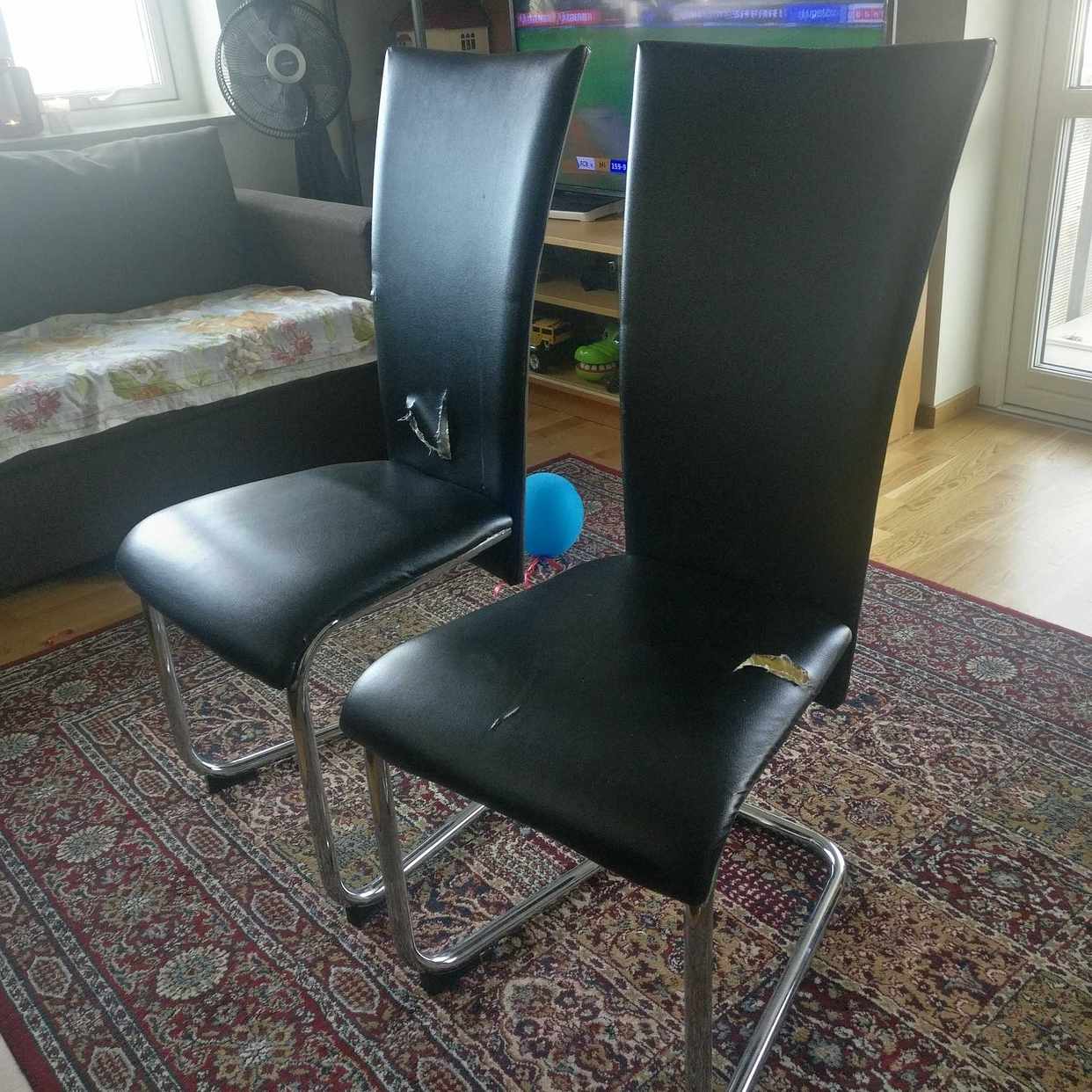 image of Matbord med två stolar. - Lomma