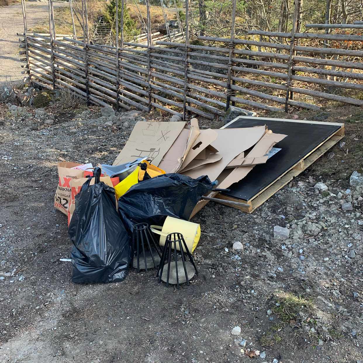 image of Lastpall, papp plus sopor - Värmdö