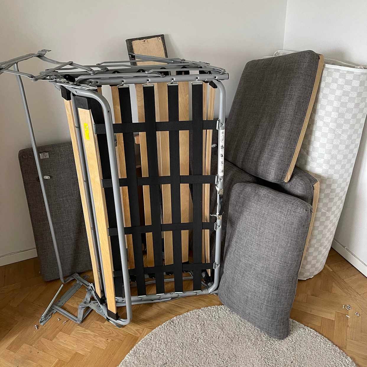 image of Trasig bäddsoffa - Stockholms Stad