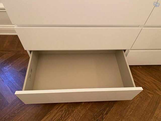 image of IKEA Malm Byrå med Glassk - 