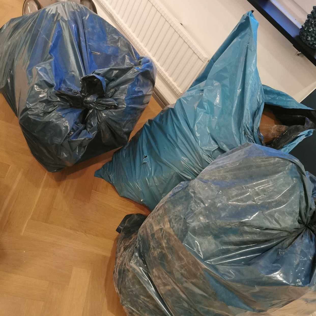 image of 6 bags with byggavfall - Stockholm