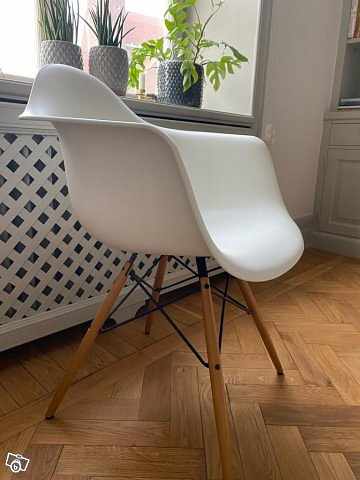 image of Eames Plastic Armchair DA - 